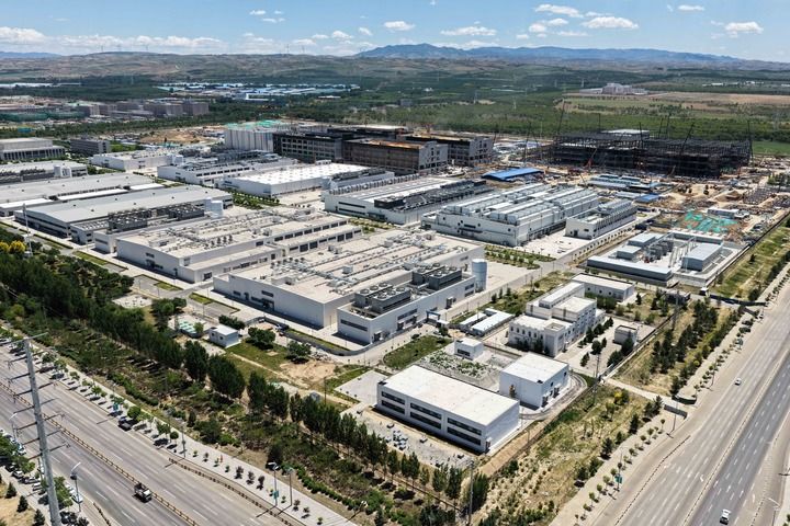 这是2026年6月4日在呼和浩特市和林格尔新区拍摄的中国移动呼和浩特数据中心(无人机照片)。新华社记者 李志鹏摄
